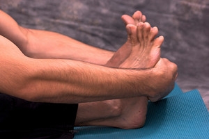 Regularly Stretching the Feet Before Running in a Marathon